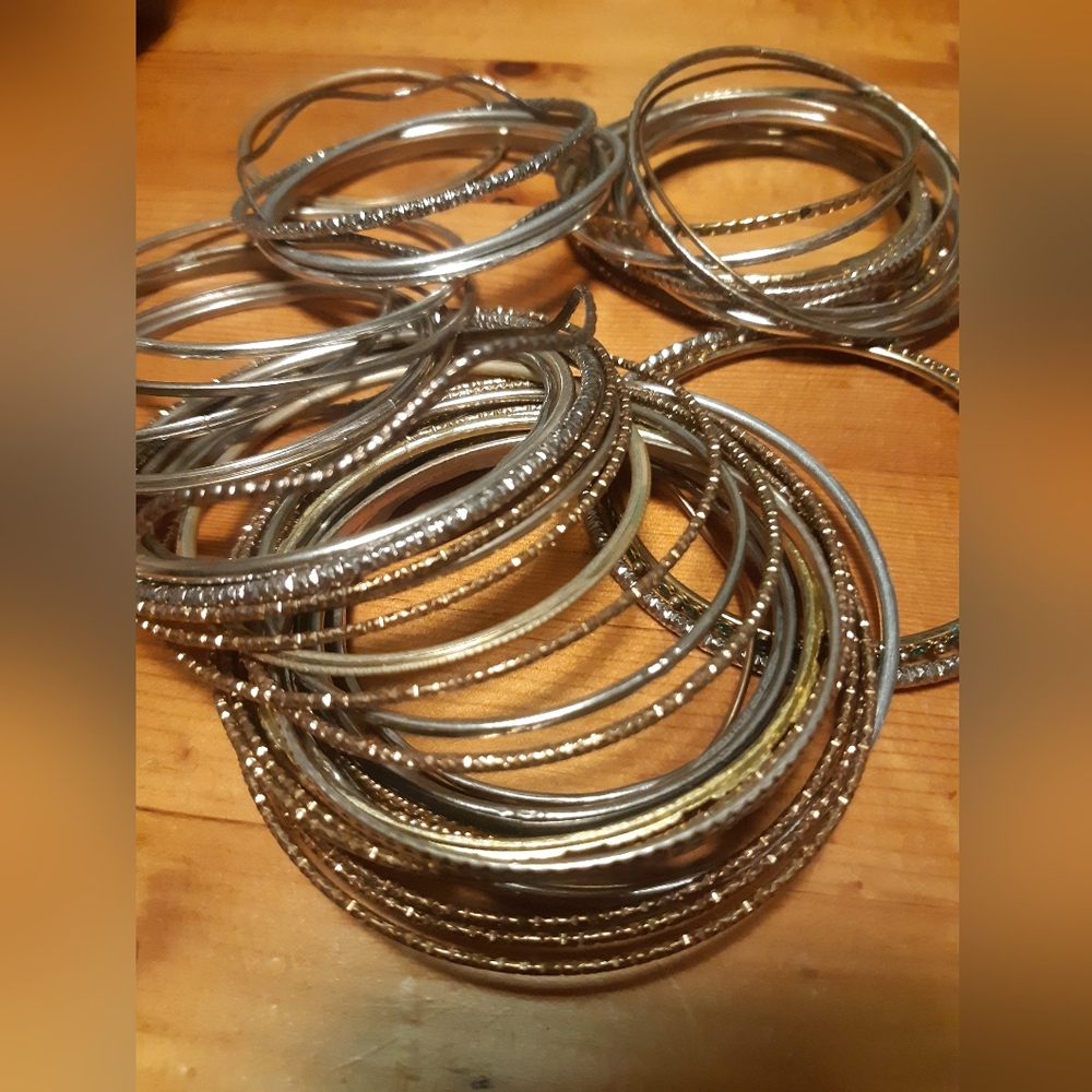 1/2 Lb Silvertone and Goldtone Bangle Bracelet lot